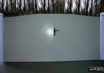 Portail 2 vantaux cadre aluminium PVC occultant à 45°