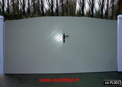 Réf PL001 – Portail 01 Ouvrant PVC occultant avec forme cadre aluminium