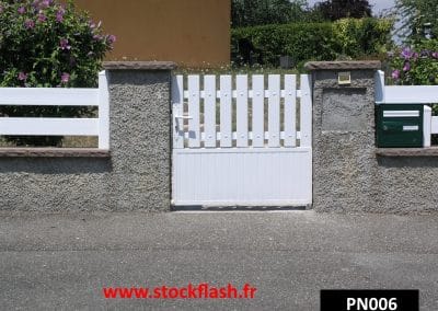 Portillon pour clôture de jardin en PVC sur cadre alu